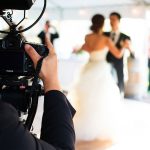 Видеооператор снмиает свадьбу