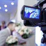Видеооператор снимает свадьбу