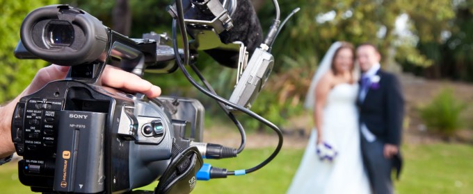 Видеооператор снимает свадьбу